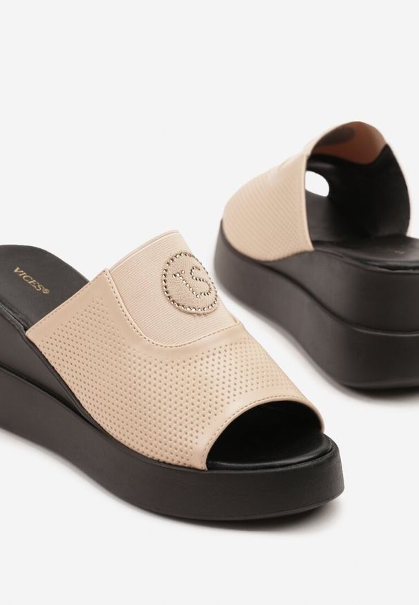 Renee - Beżowe Klapki Vices na Koturnie Ozdobione Perforacją Mevirella. Okazja: na imprezę, na spacer. Kolor: beżowy. Wzór: aplikacja. Sezon: lato. Obcas: na koturnie. Styl: elegancki