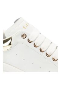 Białe Sneakersy GOE Modne Obuwie Damskie. Okazja: na co dzień. Kolor: biały. Materiał: skóra. Wzór: aplikacja