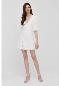BARDOT - Bardot Sukienka kolor biały mini rozkloszowana. Kolor: biały. Materiał: dzianina. Typ sukienki: rozkloszowane. Długość: mini #1
