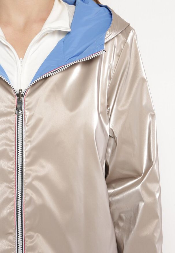 Born2be - Jasnoniebieska Kurtka Dwustronna z Nieodpinanym Kapturem i Metalicznym Efektem Lirednil. Kolor: niebieski. Wzór: gładki. Styl: elegancki