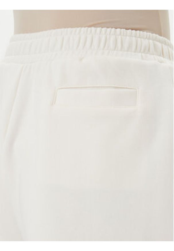 Guess Szorty sportowe V5GD19 KC3D2 Écru Relaxed Fit. Kolor: kremowy. Materiał: syntetyk, bawełna