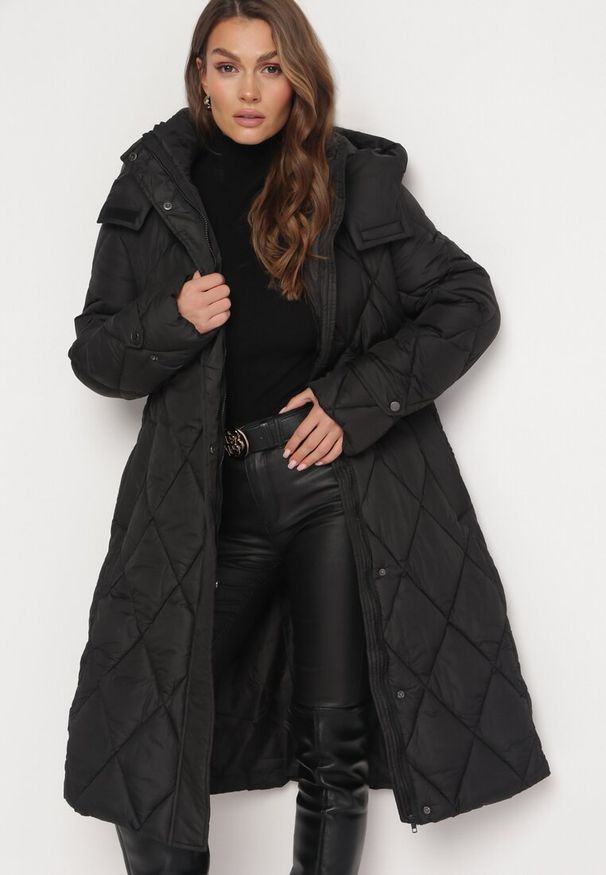 Born2be - Czarna Długa Kurtka Płaszcz z Kapturem i Wiązaniem w Pasie Gasaetta. Typ kołnierza: kaptur. Kolor: czarny. Materiał: materiał. Długość: długie. Sezon: zima