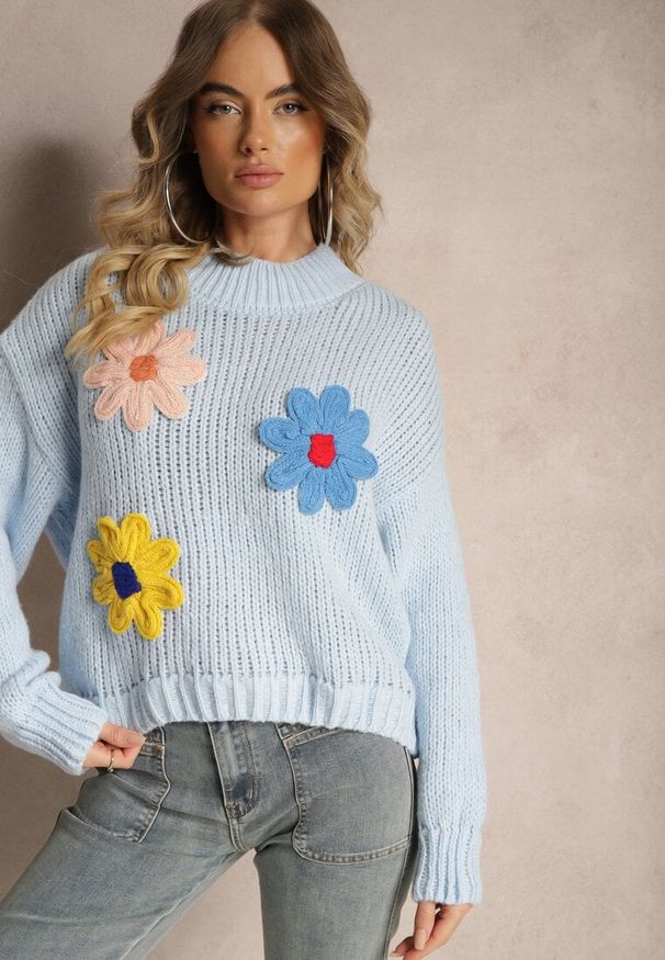 Renee - Jasnoniebieski Sweter z Wiskozą i Kwiatowym Motywem Labrienna. Okazja: na co dzień. Kolor: niebieski. Materiał: wiskoza. Długość rękawa: długi rękaw. Długość: długie. Wzór: kwiaty. Styl: elegancki, casual