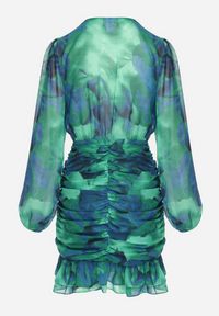 Born2be - Zielona Sukienka Mini z Drapowanym Dołem Falbanką i Kopertowym Dekoltem Elissea. Kolor: zielony. Materiał: materiał. Typ sukienki: kopertowe. Długość: mini #7