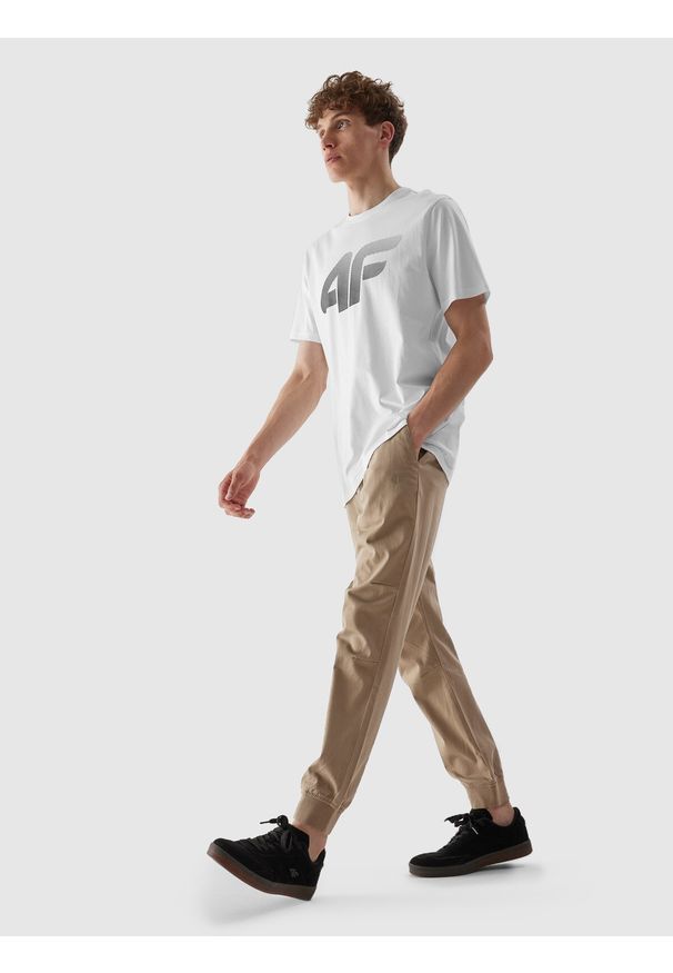 4f - Spodnie casual joggery męskie. Okazja: na co dzień. Kolor: beżowy. Materiał: tkanina, elastan, bawełna. Styl: casual