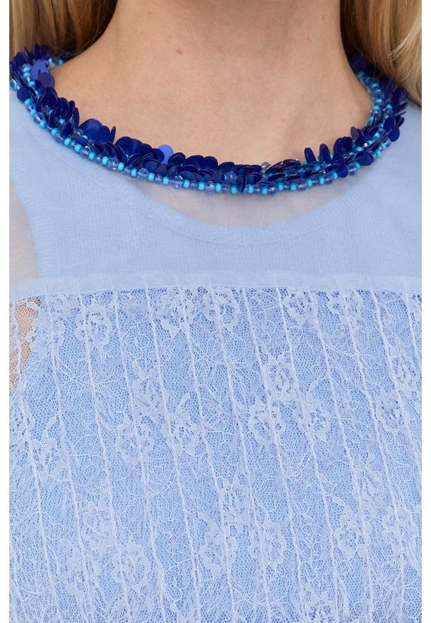 Custommade bluzka damska z aplikacją. Okazja: na co dzień. Kolor: niebieski. Materiał: materiał. Długość: krótkie. Wzór: aplikacja. Styl: casual