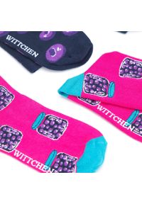 Wittchen - Damskie skarpetki w jagody – zestaw 2 par granatowo-różowe. Kolor: różowy, wielokolorowy, niebieski. Materiał: bawełna. Wzór: kolorowy, napisy #3