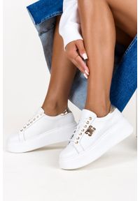 Casu - Białe sneakersy skórzane damskie na platformie z ozdobą sznurowane produkt polski casu ds-739. Kolor: biały, wielokolorowy, złoty. Materiał: skóra. Szerokość cholewki: normalna. Wzór: aplikacja. Obcas: na platformie #2