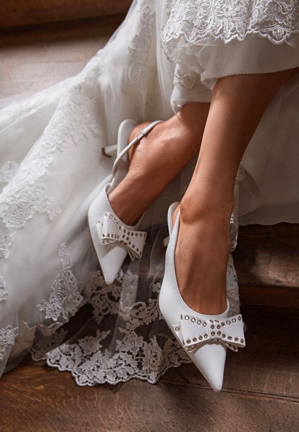 Renee - Białe Czółenka Sandały Vices na Kaczuszce Slingback z Kokardą i Nitami Fennadia. Okazja: na spacer, na co dzień, na ślub cywilny, na wesele. Zapięcie: sprzączka. Kolor: biały. Materiał: jeans. Obcas: na szpilce. Styl: casual, elegancki, klasyczny. Wysokość obcasa: średni