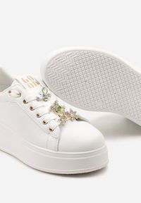 Renee - Biało-Czarne Sportowe Sneakersy ze Sznurowaniami Ozdobione Przypinkami z Cyrkonii Marilisa. Kolor: biały. Wzór: aplikacja #4