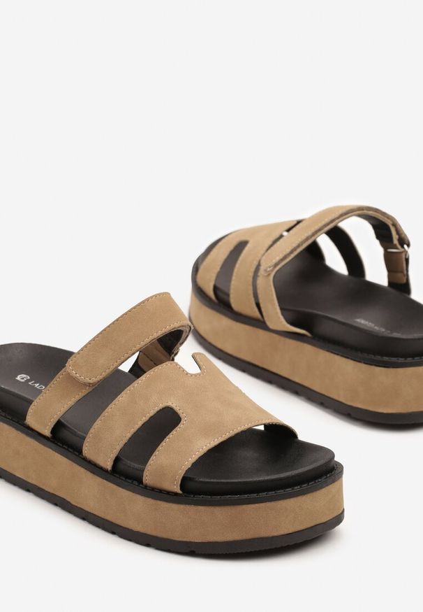 Renee - Ciemnobeżowe Klapki na Platformie Ozdobione Wycięciami Ellilna. Okazja: na co dzień. Kolor: beżowy. Wzór: aplikacja. Sezon: lato. Obcas: na platformie. Styl: casual, elegancki