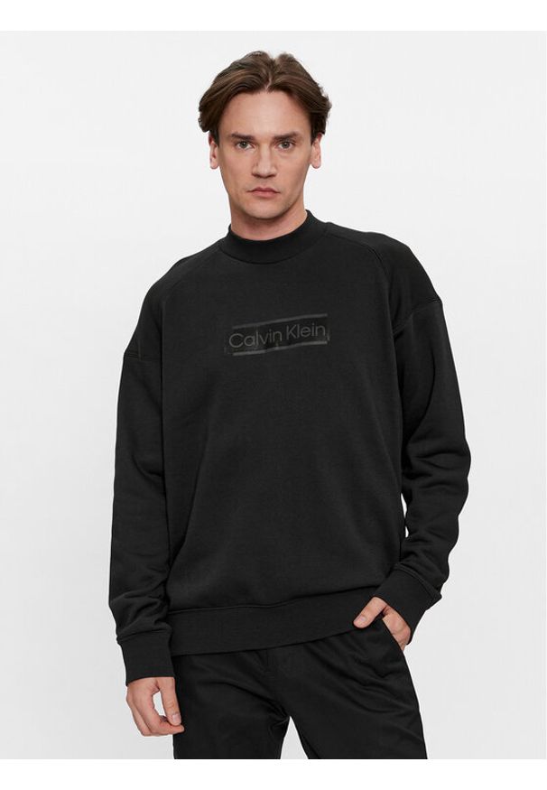 Calvin Klein Bluza Festive Logo K10K112058 Czarny Comfort Fit. Kolor: czarny. Materiał: bawełna