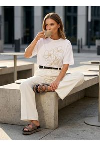 Sinsay - Bawełniana koszulka z haftem - kremowy. Kolor: kremowy. Materiał: bawełna. Wzór: haft #1