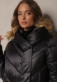 Renee - Ciemnoszara Pikowana Kurtka o Asymetrycznym Kroju z Kapturem Hedirani. Okazja: na co dzień. Typ kołnierza: kaptur. Kolor: szary. Materiał: jeans. Styl: elegancki, casual