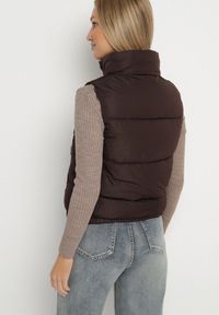 Born2be - Brązowa Pikowana Kamizelka z Ozdobną Podszewką Olianela. Okazja: na co dzień, na spacer. Kolor: brązowy. Materiał: jeans. Wzór: aplikacja. Styl: casual, elegancki #4