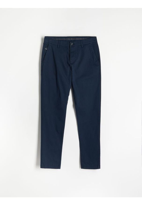 Reserved - Spodnie chino slim fit - granatowy. Kolor: niebieski. Materiał: bawełna, tkanina