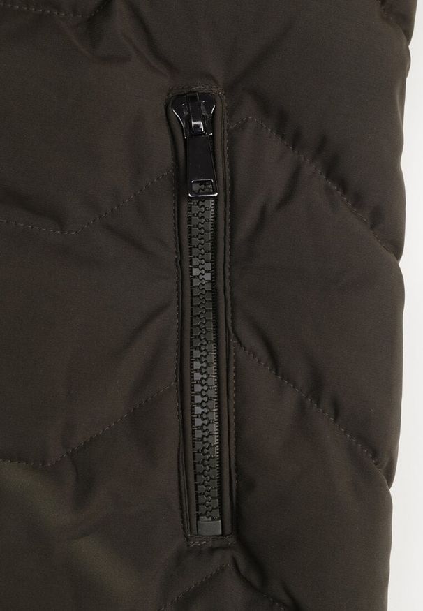 Renee - Ciemnozielona Kamizelka Pikowana Zapinana na Suwak Ozdobiona Kapturem i Sznurkami Finaria. Okazja: na co dzień. Kolor: zielony. Materiał: jeans. Wzór: aplikacja. Styl: casual, elegancki