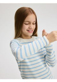Reserved - Sweter w paski - jasnoniebieski. Kolor: niebieski. Materiał: dzianina. Wzór: paski