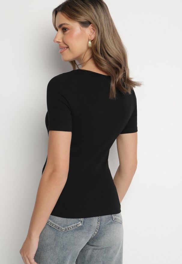 Born2be - Czarny Prążkowany T-shirt z Bawełny Ozdobiony Guzikami Tasavia. Okazja: na co dzień. Kolor: czarny. Materiał: bawełna, prążkowany. Wzór: aplikacja. Styl: casual, klasyczny