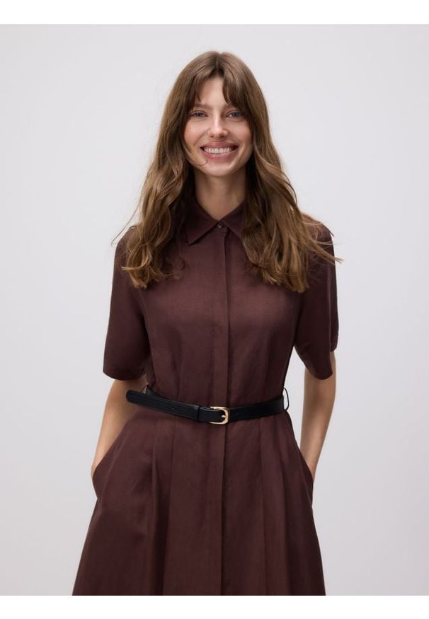 Reserved - Sukienka midi z lnem - brązowy. Kolor: brązowy. Materiał: len. Wzór: gładki. Długość: midi