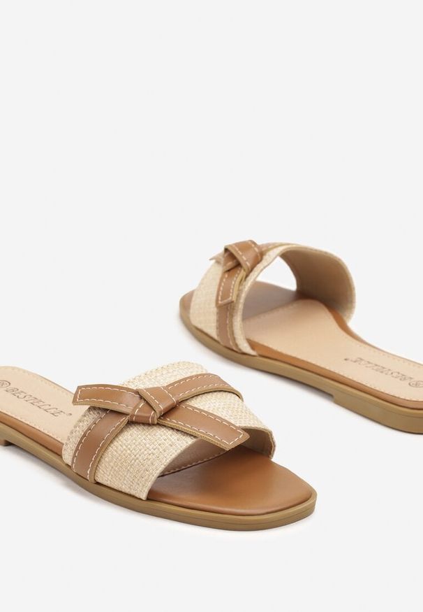 Born2be - Brązowo-Beżowe Klapki z Plecioną Cholewką i Ozdobnym Paskiem Sarseli. Okazja: na co dzień. Kolor: brązowy. Styl: elegancki, casual