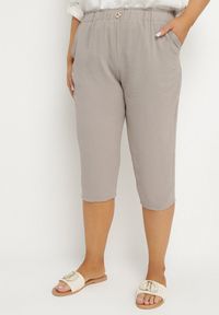 Born2be - Ciemnobeżowe Spodnie z Gumką w Pasie 7/8 Tenimira. Okazja: na co dzień, na spacer. Kolekcja: plus size. Kolor: beżowy. Styl: klasyczny, elegancki, casual