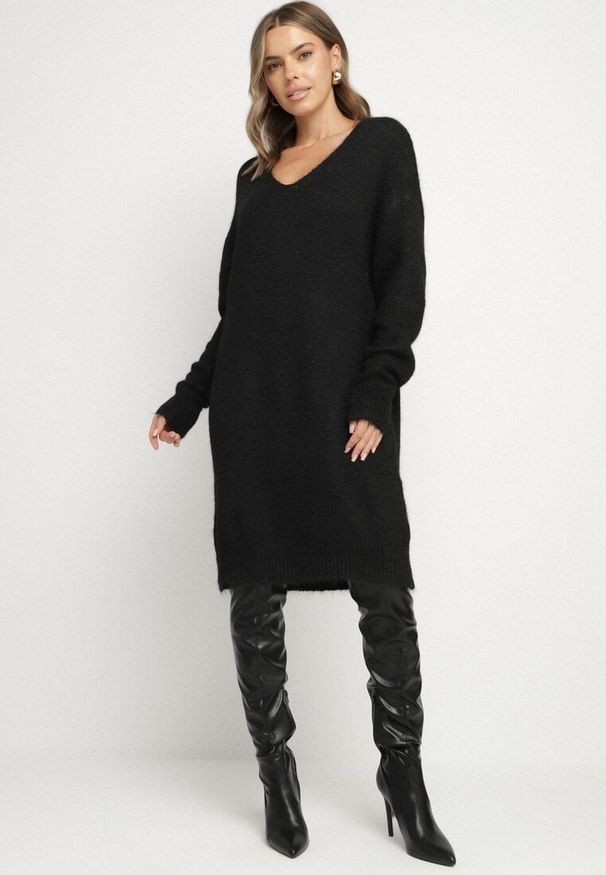 Born2be - Czarna Dzianinowa Sukienka z Domieszką Wełny o Pudełkowym Kroju Esmerea. Okazja: na co dzień. Typ kołnierza: dekolt w kształcie V. Kolekcja: plus size. Kolor: czarny. Materiał: wełna, dzianina. Długość rękawa: długi rękaw. Typ sukienki: dla puszystych. Styl: klasyczny, casual