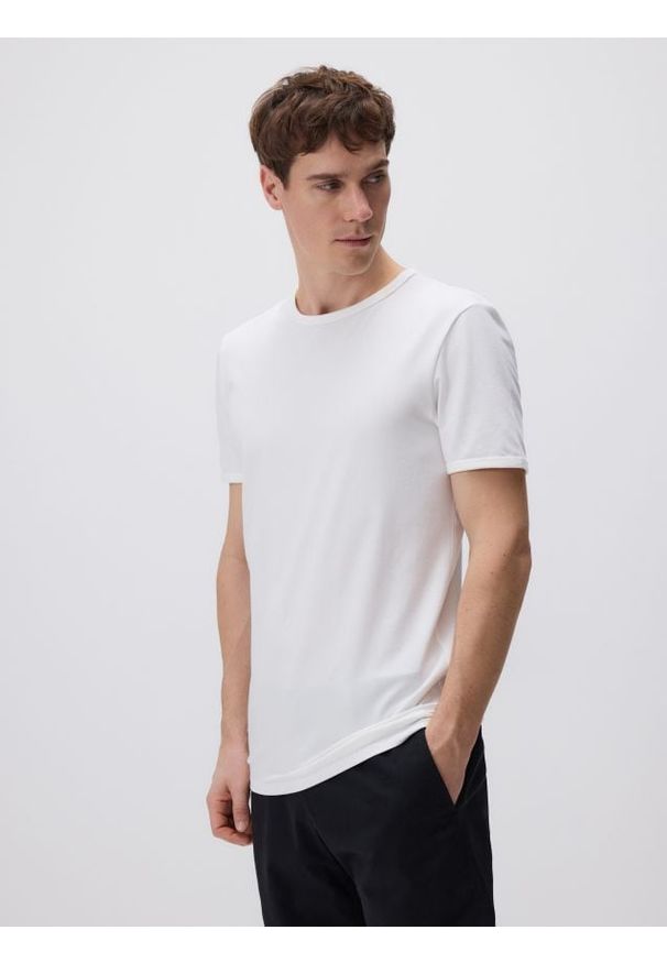 Reserved - Bawełniany t-shirt slim fit - biały. Kolor: biały. Materiał: bawełna