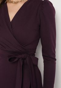 Born2be - Fioletowa Sukienka z Kopertowym Dekoltem i Materiałowym Paskiem Devisia. Okazja: na co dzień. Typ kołnierza: dekolt kopertowy. Kolor: fioletowy. Materiał: materiał. Długość rękawa: długi rękaw. Typ sukienki: kopertowe. Styl: casual, elegancki, klasyczny #7