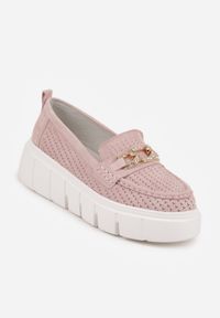 Born2be - Różowe Skórzane Mokasyny na Grubej Podeszwie Zdobione Perforacją i Łańcuszkiem Ariuk. Okazja: na co dzień, do pracy. Kolor: różowy. Materiał: skóra. Wzór: aplikacja. Styl: casual, elegancki #9