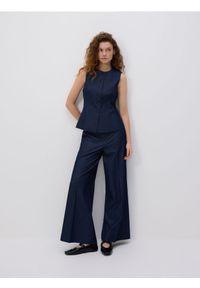 Reserved - Taliowana kamizelka garniturowa - granatowy. Kolor: niebieski. Materiał: wiskoza, tkanina #1