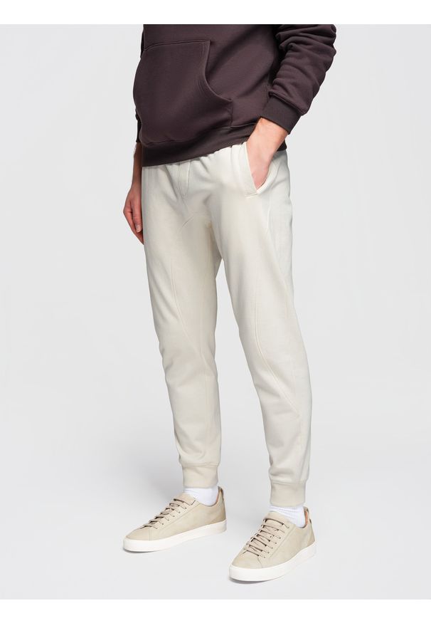 Ombre Clothing - Męskie spodnie dresowe ze ściągaczem przy nogawce BASIC jogger - kremowe V11 - Rozmiar: M. Okazja: na spacer, na co dzień, do domu. Kolor: kremowy. Materiał: dresówka. Wzór: jednolity, gładki, aplikacja. Styl: casual