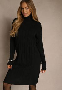 Renee - Czarna Sukienka Sweterkowa z Golfem Wełną Bawełną i Ozdobnym Splotem Reilenea. Okazja: na imprezę. Typ kołnierza: golf. Kolor: czarny. Materiał: wełna, bawełna. Wzór: ze splotem. Styl: elegancki #1