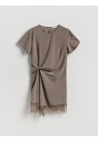 Reserved - Sukienka z koronką - beżowy. Kolor: beżowy. Materiał: koronka. Wzór: koronka. Typ sukienki: proste #1