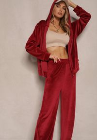 Renee - Bordowy Komplet Dresowy z Welurowego Materiału Bluza i Spodnie na Gumce Salliren. Kolekcja: plus size. Kolor: czerwony. Materiał: dresówka, welur, materiał #3