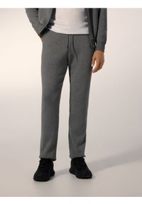 Reserved - Dzianinowe spodnie jogger - jasnoszary. Kolor: szary. Materiał: dzianina #1