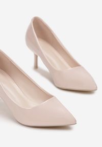 Renee - Różowe Szpilki Caloriope. Nosek buta: szpiczasty. Zapięcie: bez zapięcia. Kolor: różowy. Materiał: lakier. Szerokość cholewki: normalna. Wzór: aplikacja. Obcas: na szpilce. Styl: klasyczny. Wysokość obcasa: niski #2