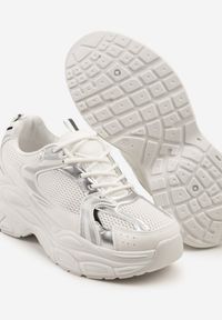 Renee - Biało-Srebrne Sneakersy Vices na Platformie Ozdobione Tłoczeniem Natiselle. Okazja: na co dzień. Kolor: biały. Materiał: jeans. Wzór: aplikacja. Obcas: na platformie #3