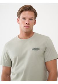 4f - 4F T-shirt regular z nadrukiem męski - oliwkowy/khaki S. Okazja: na co dzień. Kolor: oliwkowy, wielokolorowy, brązowy. Materiał: jersey, bawełna, dzianina. Długość rękawa: krótki rękaw. Długość: krótkie. Wzór: nadruk. Styl: sportowy, klasyczny, casual #2