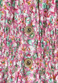 Renee - Różowa Taliowana Sukienka Bawełniana o Rozkloszowanym Kroju z Gumką w Pasie Nelyssa. Okazja: na co dzień, na randkę. Typ kołnierza: dekolt hiszpanka. Kolor: różowy. Materiał: bawełna. Długość rękawa: na ramiączkach. Sezon: lato. Styl: casual, boho #5