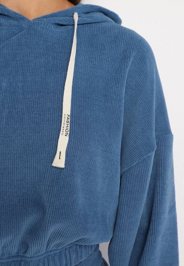 Born2be - Granatowy Komplet Dresowy z Bawełną Krótka Bluza z Kapturem i Spodnie z Gumką w Pasie Gesaria. Kolor: niebieski. Materiał: dresówka, bawełna