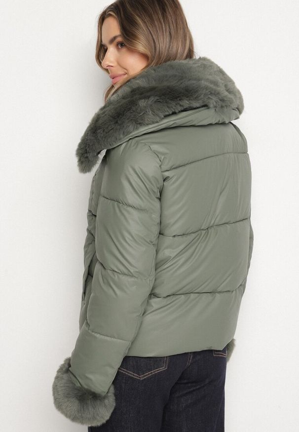 Born2be - Zielona Pikowana Kurtka z Szerokim Kołnierzem z Futerkiem Galerra. Okazja: na spacer, na co dzień. Kolor: zielony. Materiał: futro. Sezon: zima. Styl: casual, elegancki