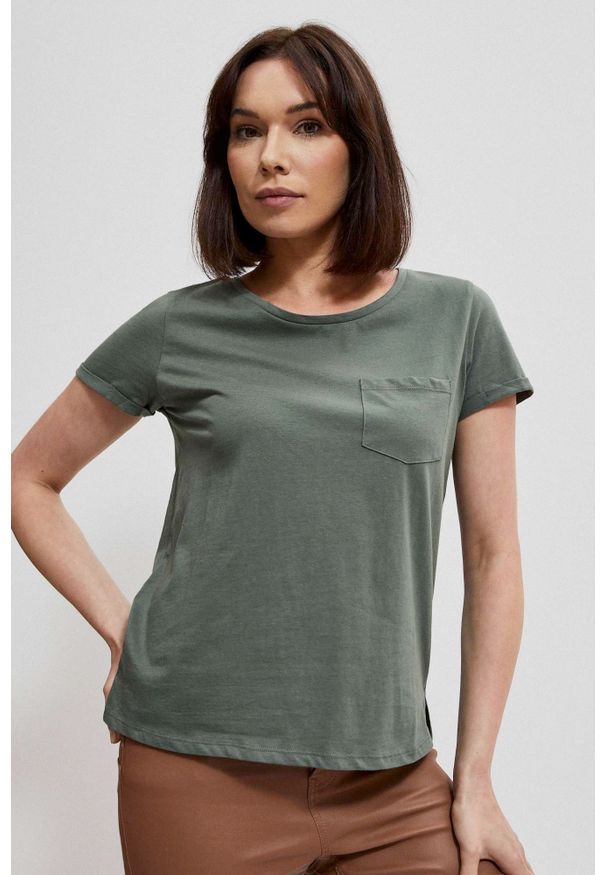 MOODO - Bawełniany t-shirt z krótkimi rękawami i kieszkonką oliwkowy. Kolor: oliwkowy. Materiał: bawełna. Długość rękawa: krótki rękaw. Długość: krótkie. Wzór: gładki. Styl: klasyczny