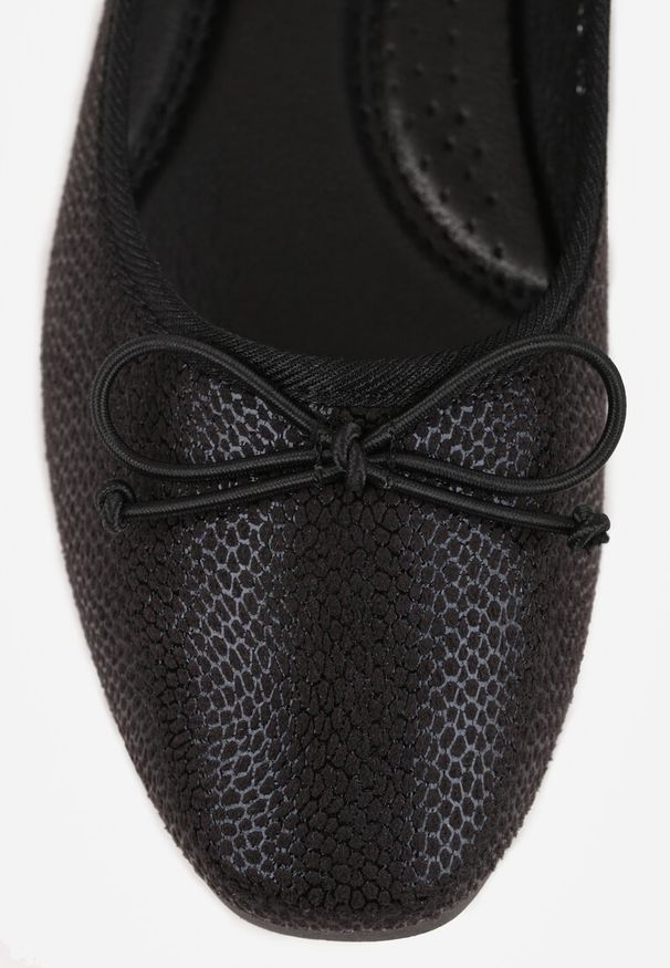Renee - Czarne Balerinki Vices z Ozdobną Kokardą i Tłoczeniem Typu Skóra Węża Tultewia. Okazja: na co dzień. Kolor: czarny. Materiał: skóra. Obcas: na obcasie. Styl: casual, elegancki. Wysokość obcasa: niski