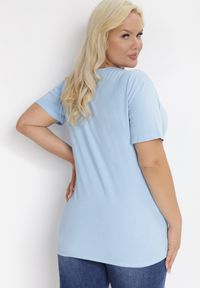 Born2be - Jasnoniebieski T-shirt Mayarinia. Okazja: na co dzień. Kolor: niebieski. Materiał: bawełna, dzianina, jeans. Długość rękawa: krótki rękaw. Długość: krótkie. Wzór: gładki, jednolity. Styl: sportowy, klasyczny, casual #3