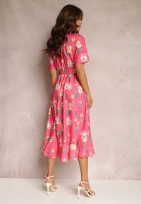 Renee - Fuksjowa Sukienka Zinano. Kolor: różowy. Materiał: materiał, lakier. Wzór: kwiaty. Typ sukienki: kopertowe. Długość: midi #4