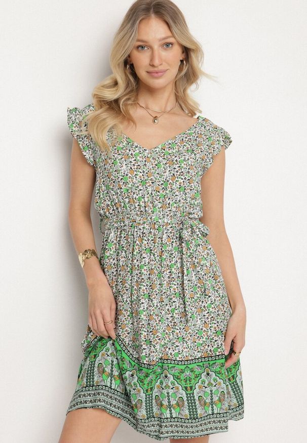 Born2be - Zielona Wiskozowa Sukienka o Rozkloszowanym Kroju z Wiązanym Paskiem Sepona. Okazja: na co dzień. Typ kołnierza: dekolt w kształcie V. Kolor: zielony. Materiał: wiskoza. Wzór: aplikacja. Styl: casual, elegancki