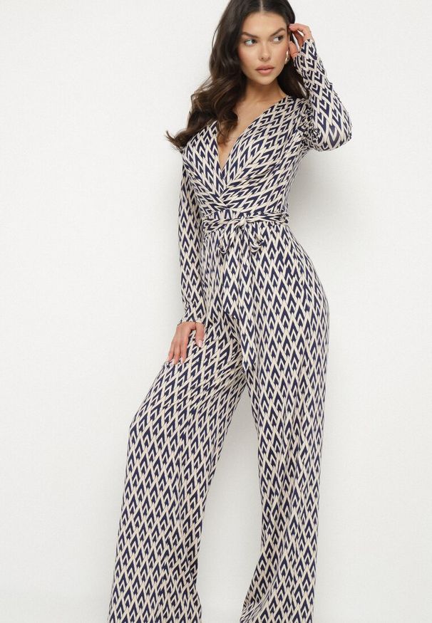 Born2be - Niebieski Kombinezon Ozdobiony Geometrycznym Wzorem z Wiązanym Paskiem Palenori. Okazja: na co dzień. Kolor: niebieski. Długość rękawa: długi rękaw. Długość: długie. Wzór: geometria, aplikacja. Styl: casual, klasyczny