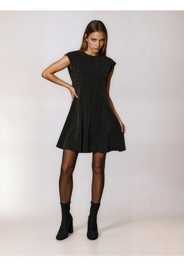 Sinsay - Sukienka mini z połyskiem - czarny. Kolor: czarny. Długość: mini