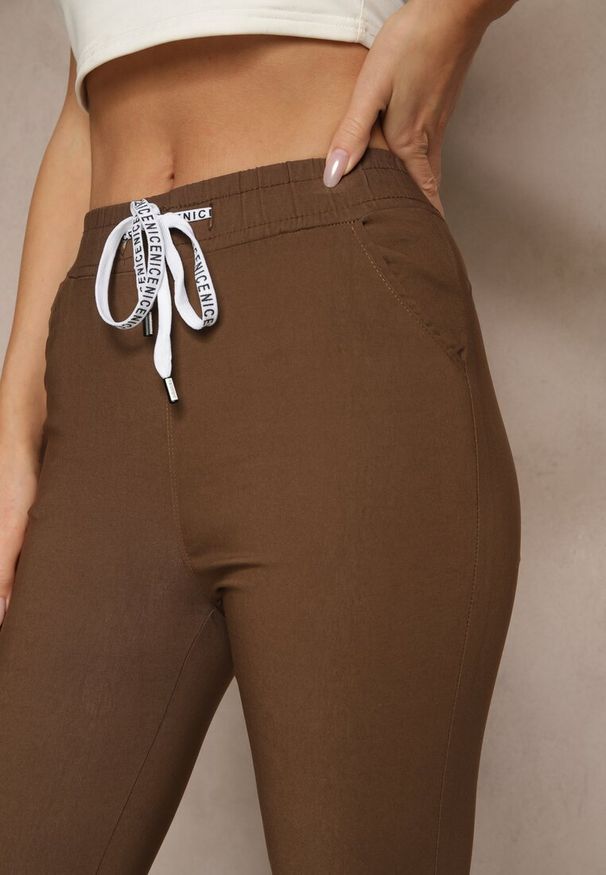 Renee - Brązowe Spodnie z Bawełną i Sznurowaniem Purrena. Okazja: na co dzień. Kolor: brązowy. Materiał: bawełna. Styl: elegancki, casual